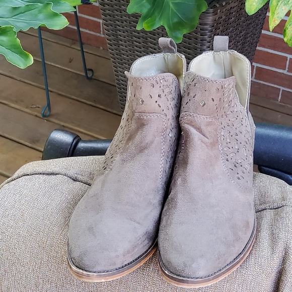 Steve Madden Tan Brown Faux Suede Booties - Picture 4 of 9